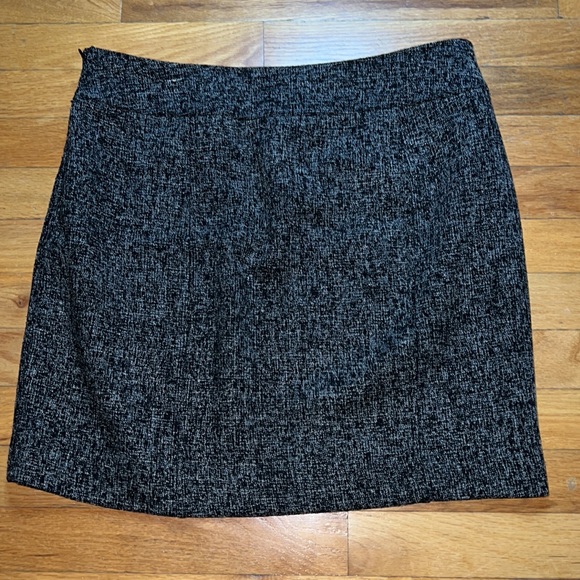 Banana Republic Black and White Tweed Mini Skirt size 8 - Picture 4 of 5